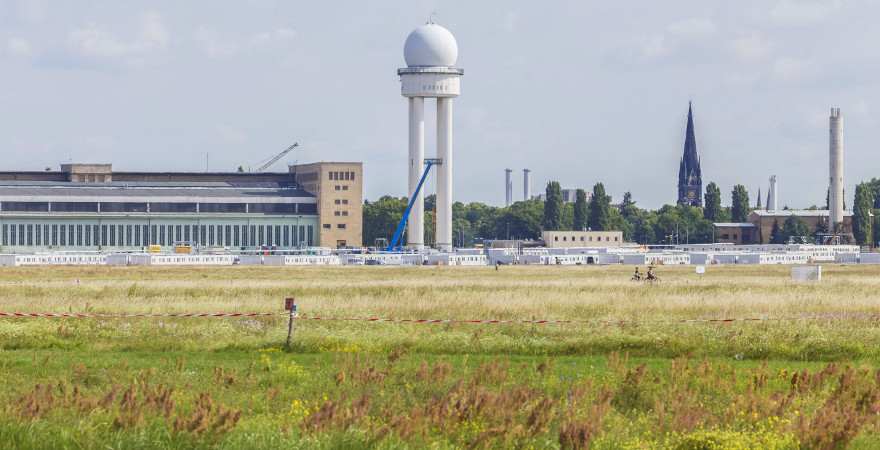 Blick über eine Wiese zum alten Flughafen Berlin-Tempelhof