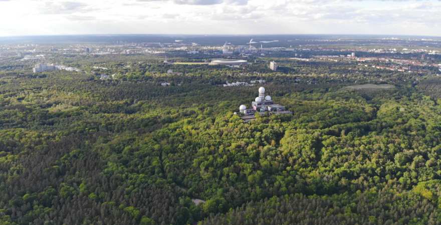 Luftaufnahme des Grunewalds mit der Abhörstation auf dem teufelsberg