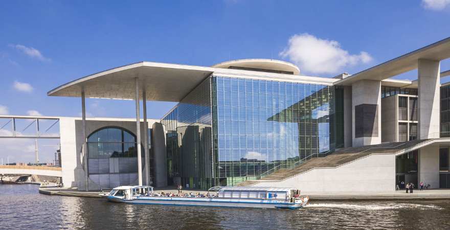 Einn boot fährt auf der Spree durch das Regierungsviertel in Berlin