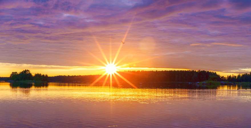 Dramatischer Sonnenuntergang über einem See in Schweden