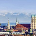 Die Skyline von München mit den Alpen im Hintergrund