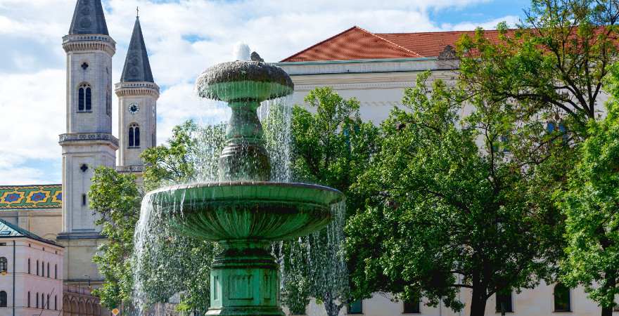 Ein Brunnen vor der Universität in München