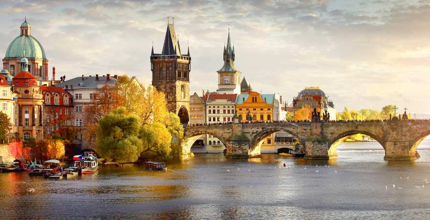 Blick über die Moldau auf die Karlsbrücke in Prag