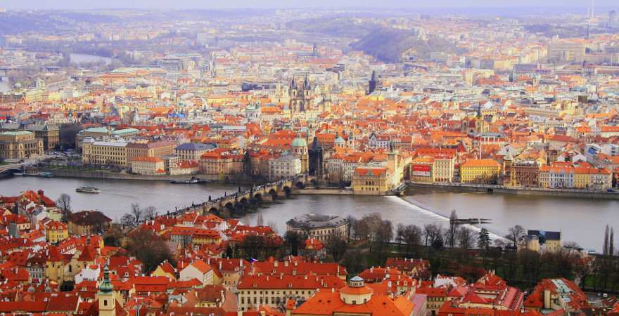 Blick von einem Hügel über Prag