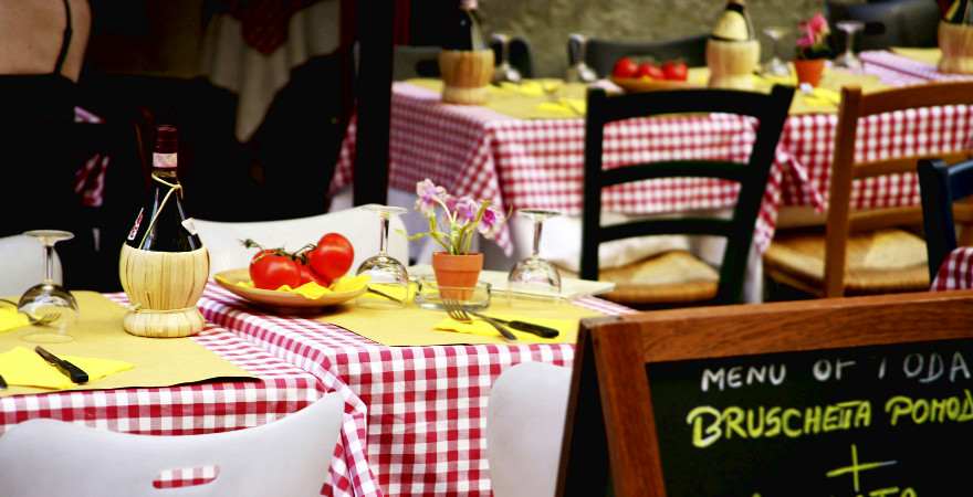 Rot-weiß karierte Tischdecken in einem Restaurant