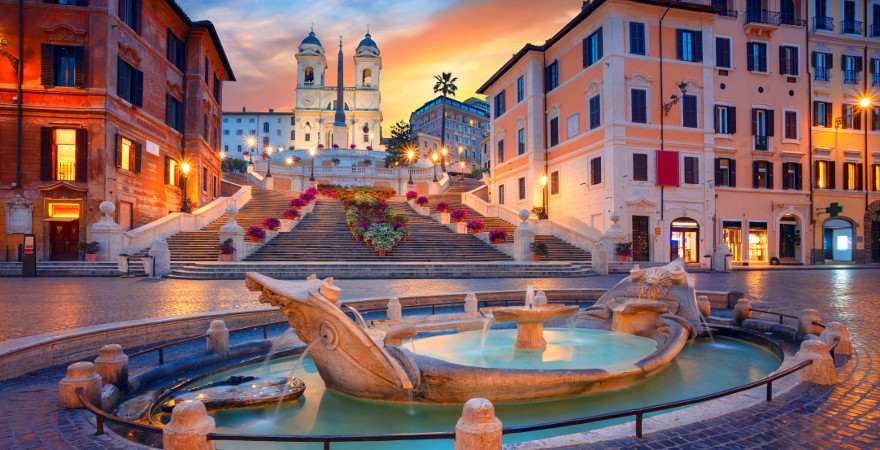 Die Spanische Treppe in Rom am Abend