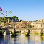 Blick über den Tiber in Rom auf den Petersdom