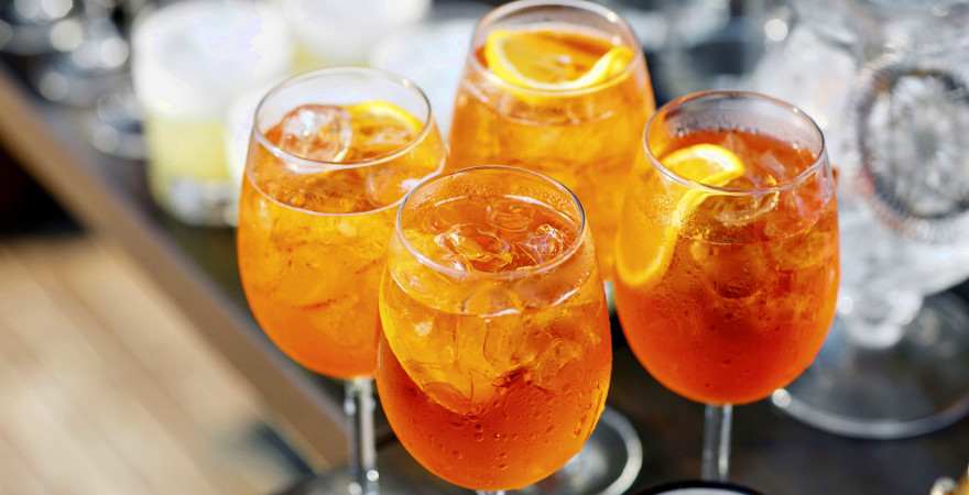 Gläser mit Aperol Sprizz