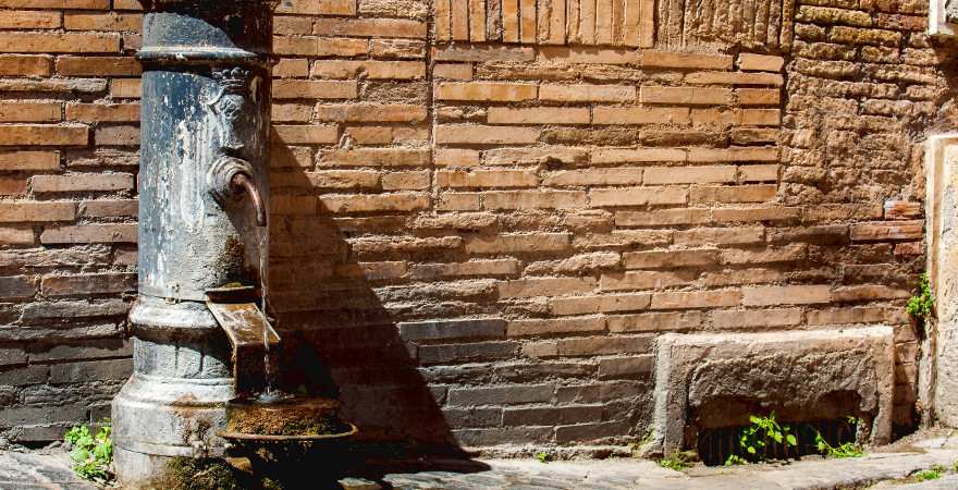 Ein Trinkwasserbrunnen in Rom