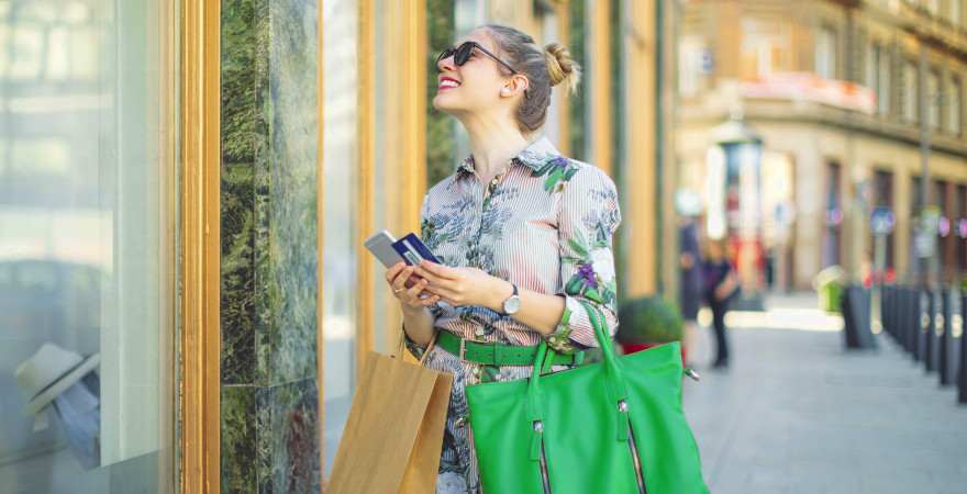 Eine Frau beim Shoppen in Rom