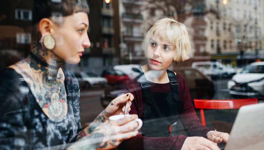 zwei_Frauen_sitzen_im_Kaffee