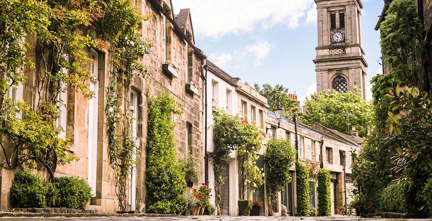 Traditionelle Straße in Stockbridge Edinburgh