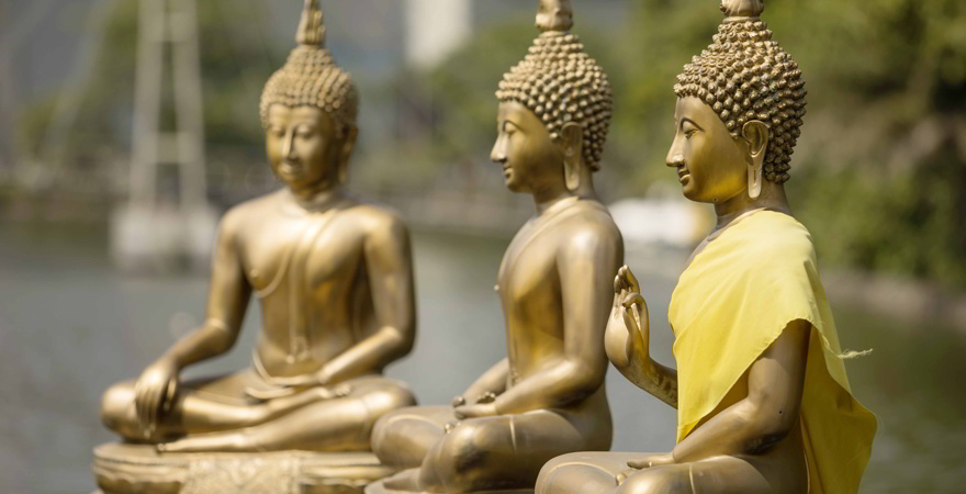 Seema Malaka - Buddhistischer Tempel am Baira-See in Colombo. Bild zeigt 3 Buddha-Figuren in Sri Lanka