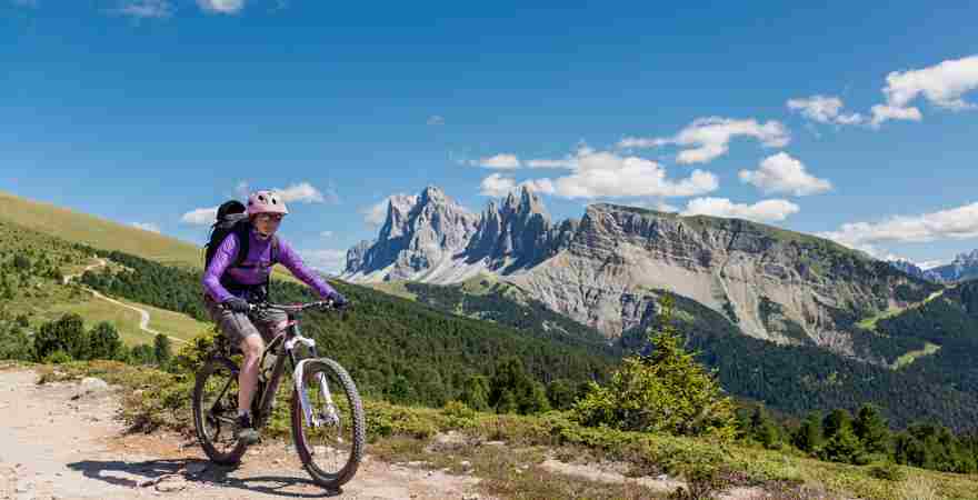 Radfahrer vor Bergkulisse