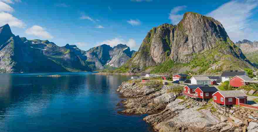 Bucht mit roten Holzhäusern auf den Lofoten