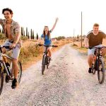 junge leute liefern sich ein wettrennen mit dem Fahrrad
