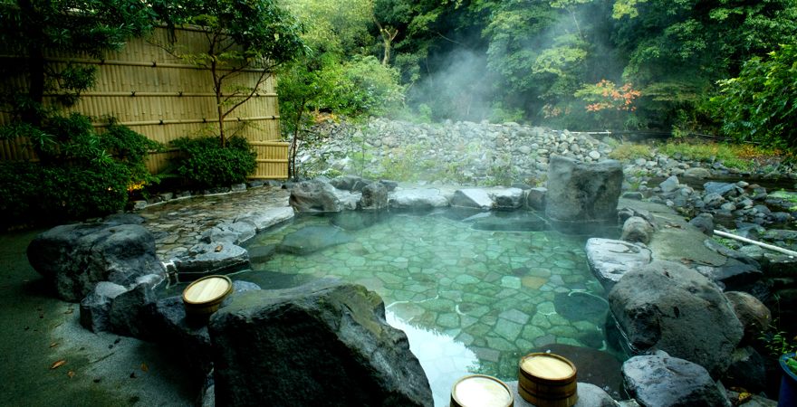 Wasserbecken in einem Onsen