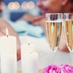 Pärchen im Spa mit Kerzen und Sekt