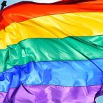 regenbogenfahne flattert im wind
