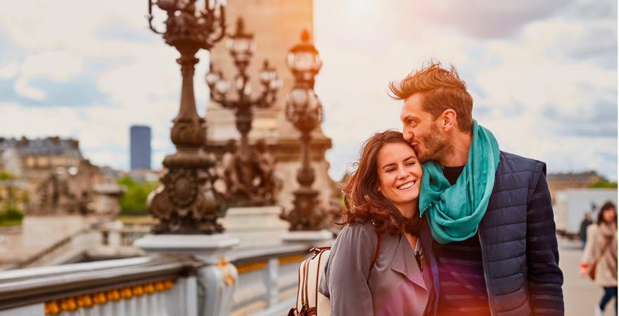 verliebtes pärchen beim stadtbummel