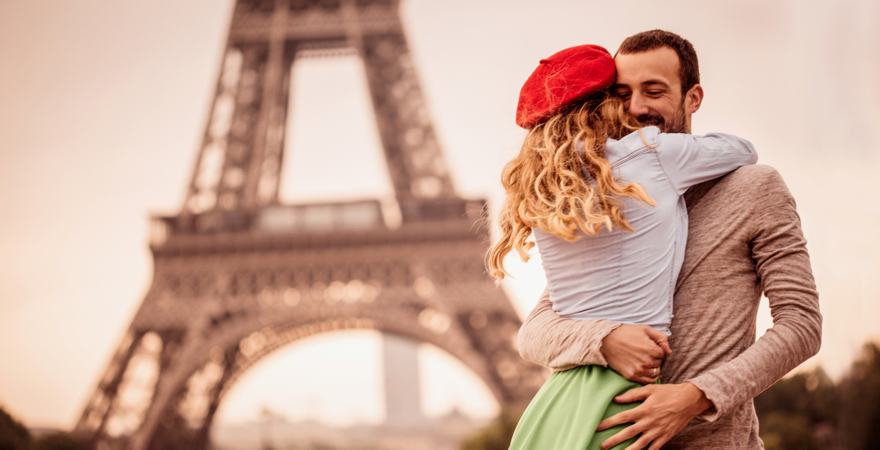 verliebtes Pärchen vor Eiffeltumr