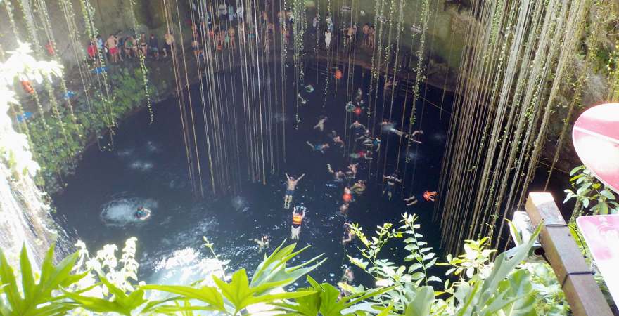 Badende in einer Cenote