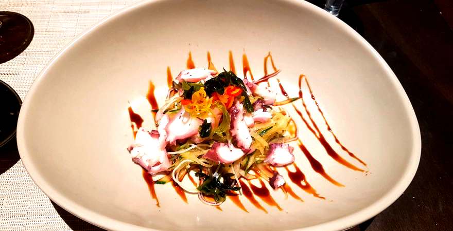 Meeresfrüchtesalat schön auf einem Teller dekoriert