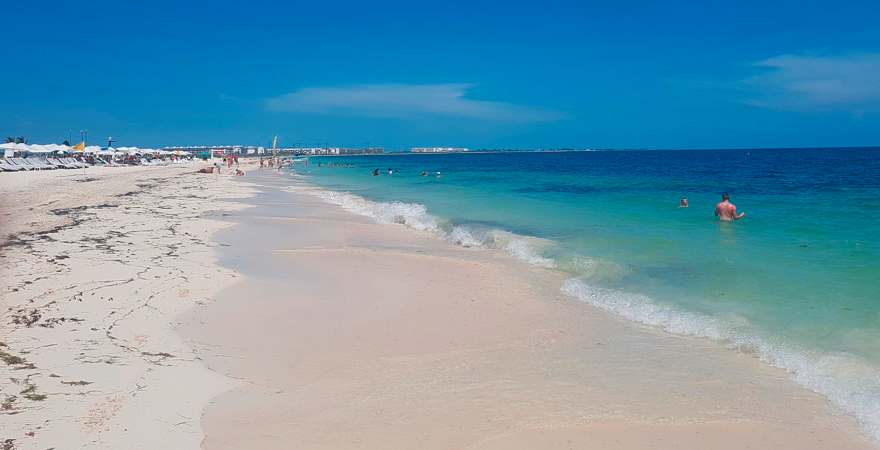 Endlos weißer Strand mit türkisblauem Meer