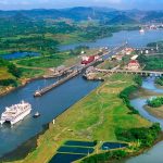 kreuzfahrtschiff vor schleuse im panamakanal