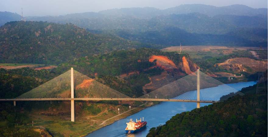 Eine Brücke führt über den Panamakanal