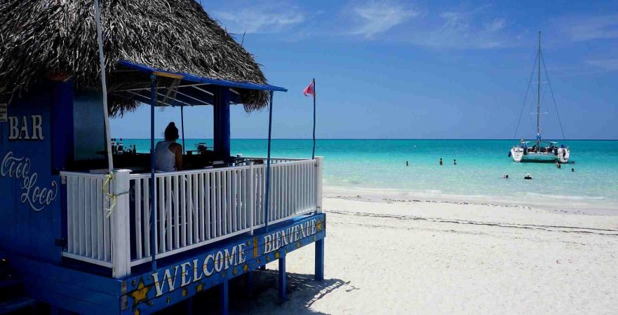 katamaran am traumstrand vor beach bar