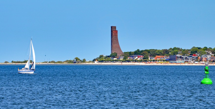 der rote turm eines denkmals ragt über die bucht