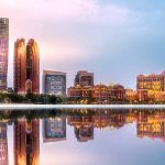 Moderne Skyline spiegelt sich im Wasser