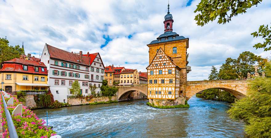 historisches haus auf einer brücke