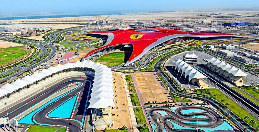 Luftaufnahme der Ferrari World in Abu Dhabi