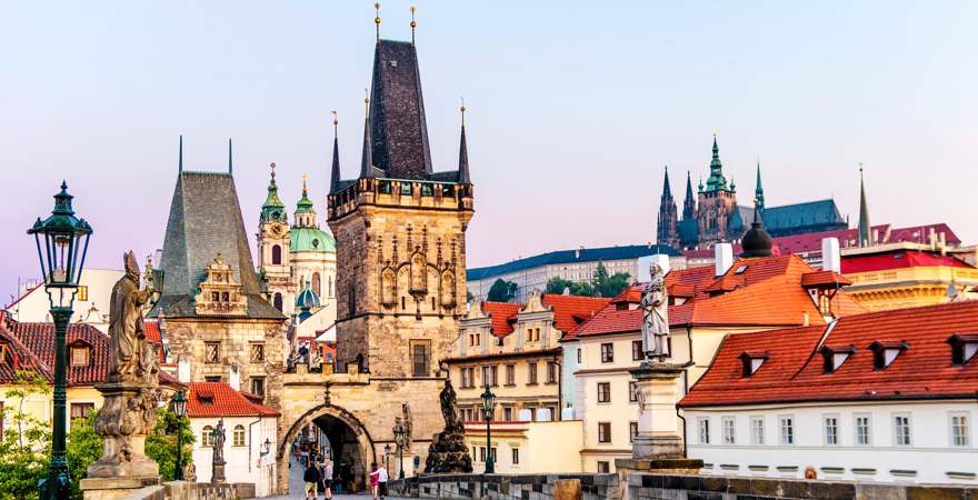 prager karlsbrücke mit altstadt im hintergrund