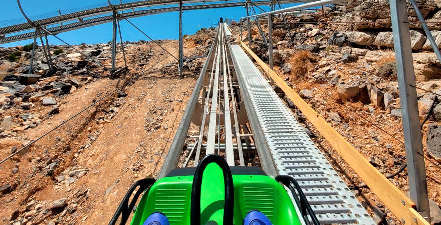 Ein Schlitten wird auf einer bahn den berg hochgezogen