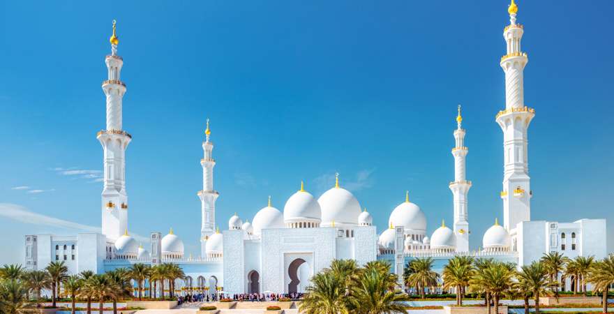 weiße Moschee vor blauem himmel