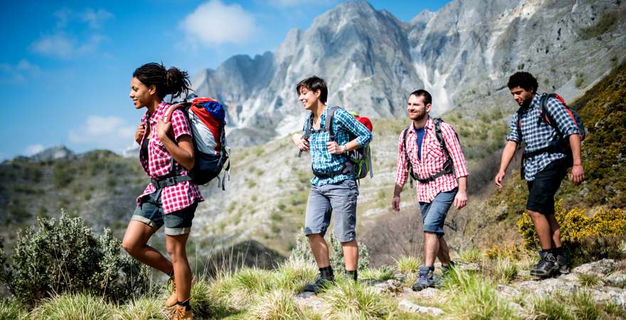 vier Menschen vor Bergkulisse