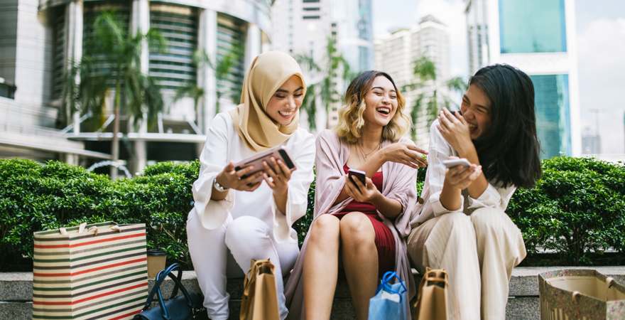 Junge Frauen beim Shoppen