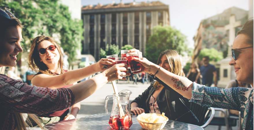 vier frauen im straßencafe