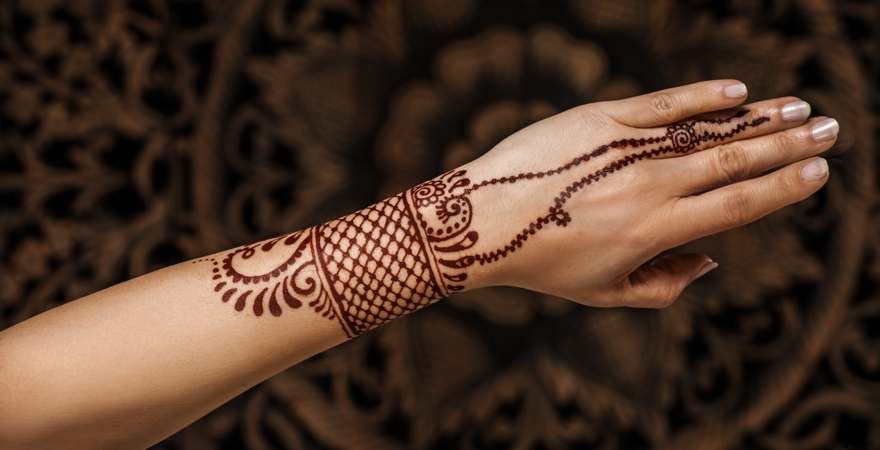 Hand mit kunstvollem Henna Tatoo