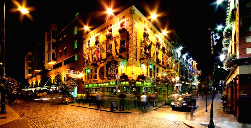 Irischer Pub in nächtlicher Beleuchtung