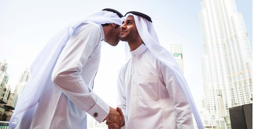 zwei Männer in arabischer Tracht begrüßen sich