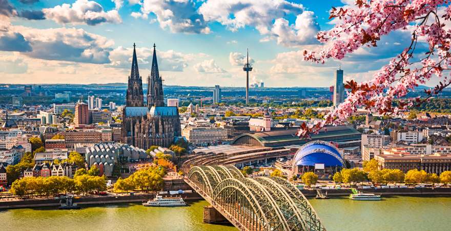 blick über den rhein auf den kölner dom