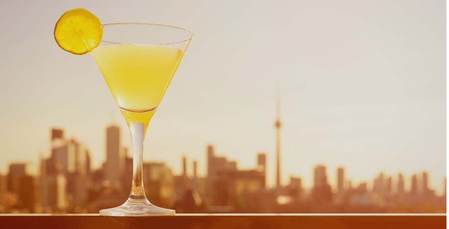 Cocktailglas vor der Skyline von Toronto