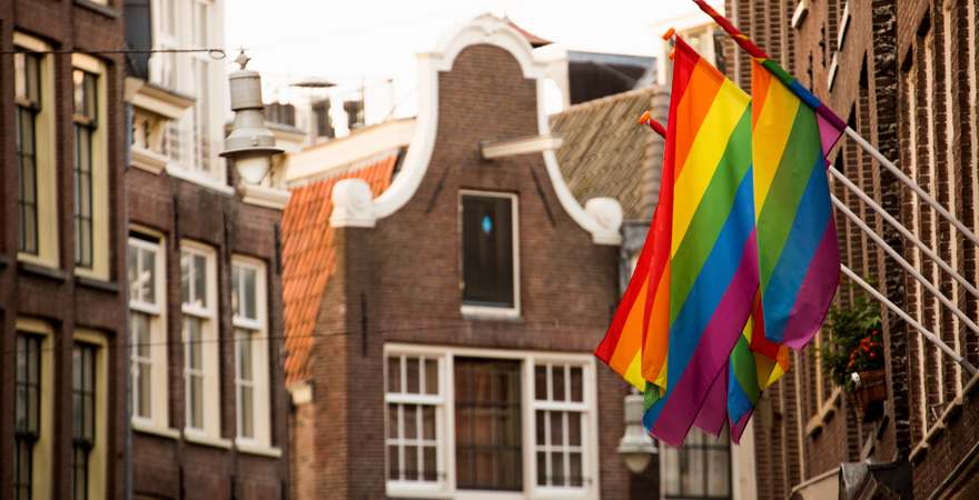 Regenbogenfahnen in den grachten von Amsterdam