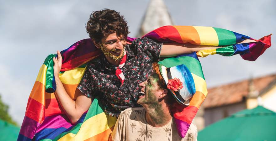 Zwei Männer mit regenbogenfahne