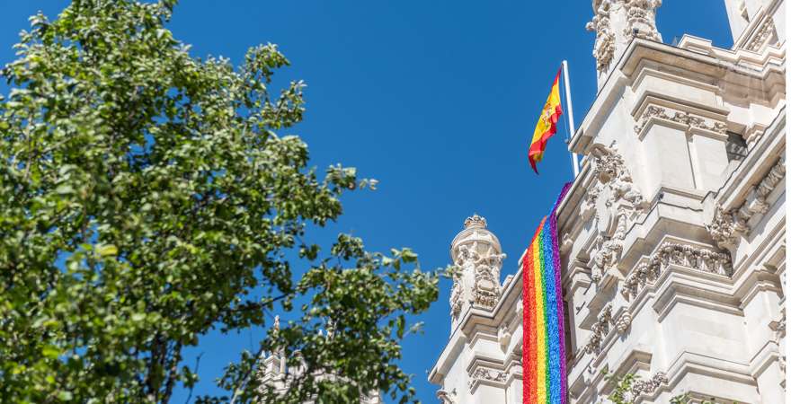 das Rathaus von Madrid mit regenbogenfahne