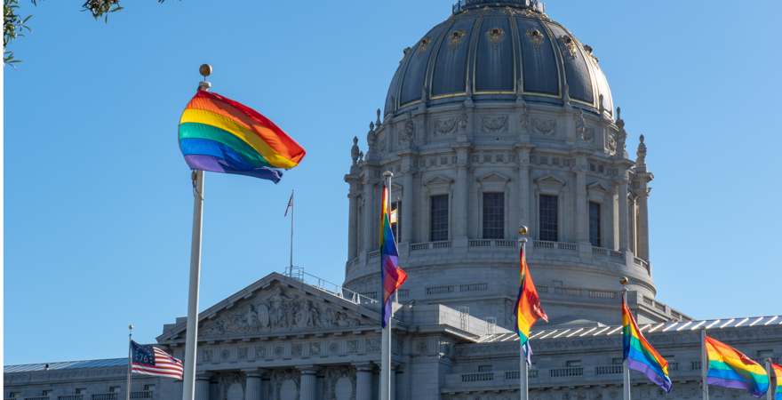 Rathaus von San Francisco mit regenbogenfahnen